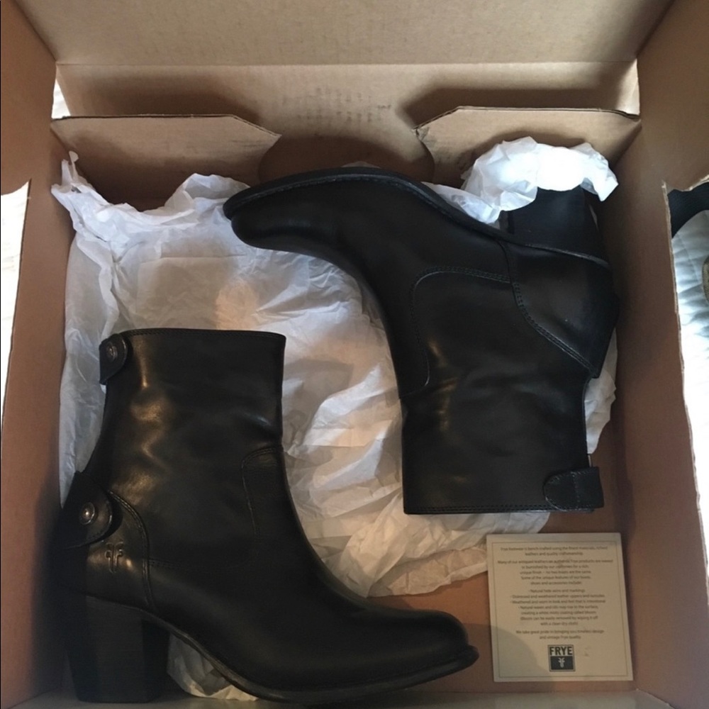 Frye ‘Jackie’ Black Leather Ankle Boot. Like new!